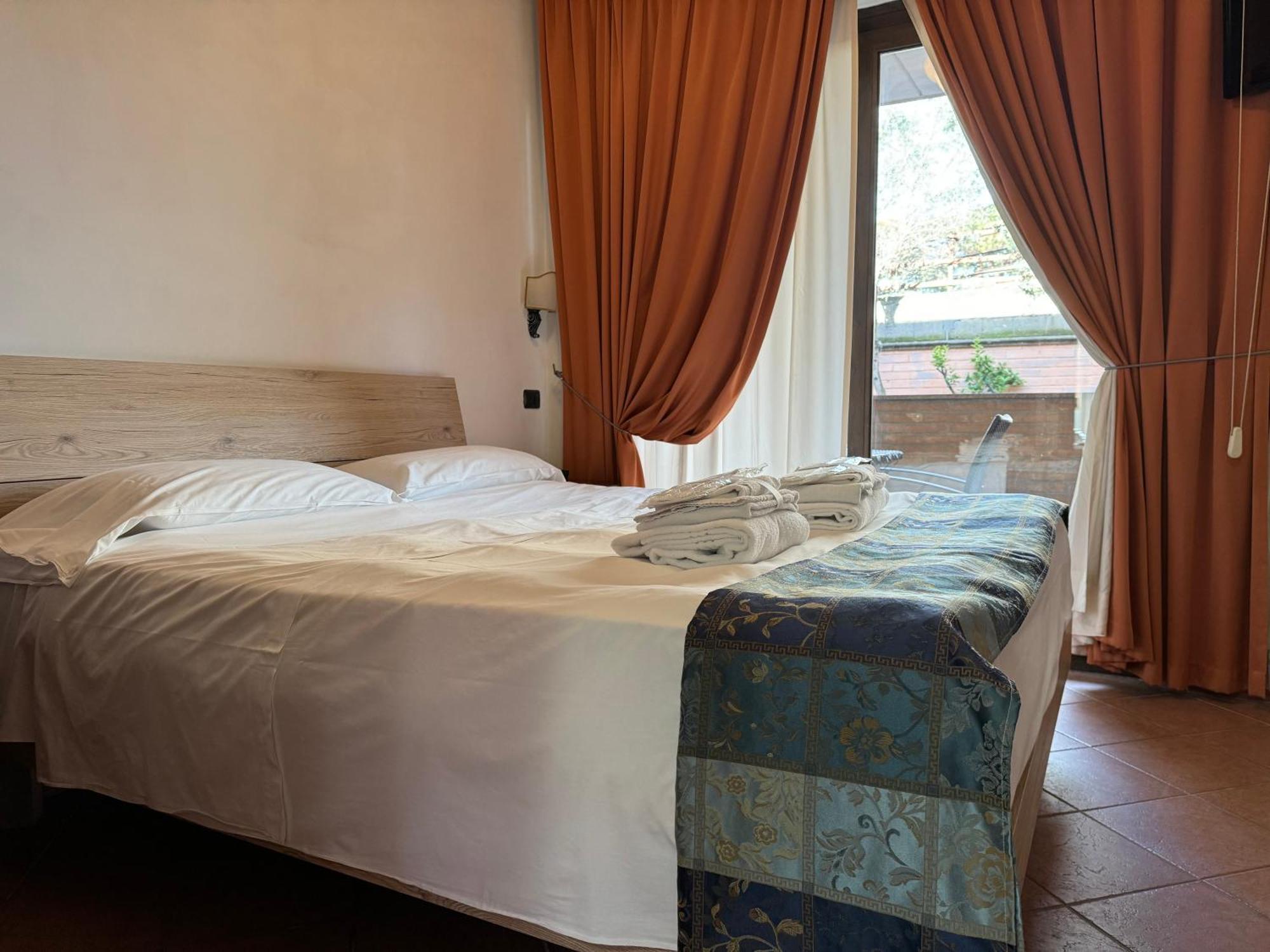 Euro House Inn Airport Фьюмичино Экстерьер фото