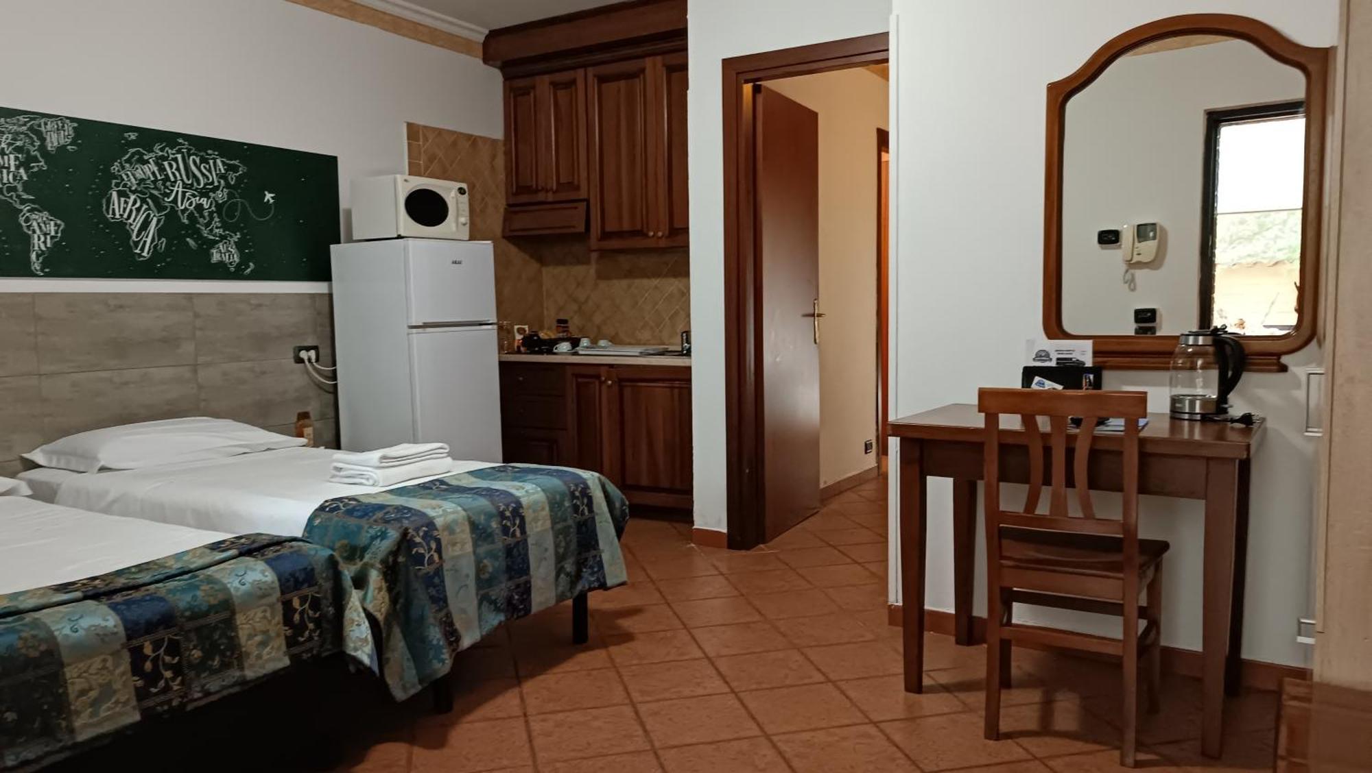 Euro House Inn Airport Фьюмичино Экстерьер фото