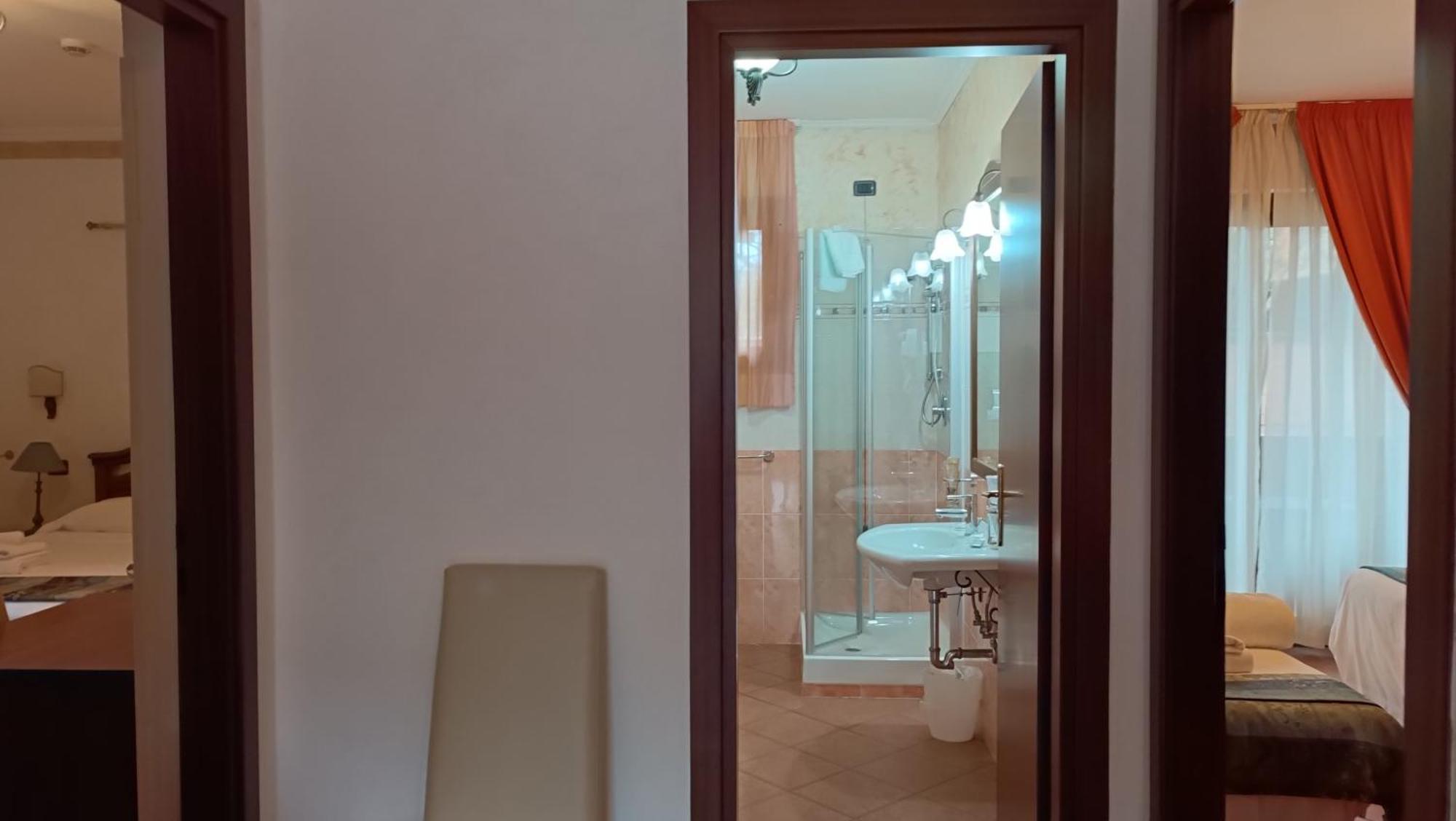 Euro House Inn Airport Фьюмичино Экстерьер фото