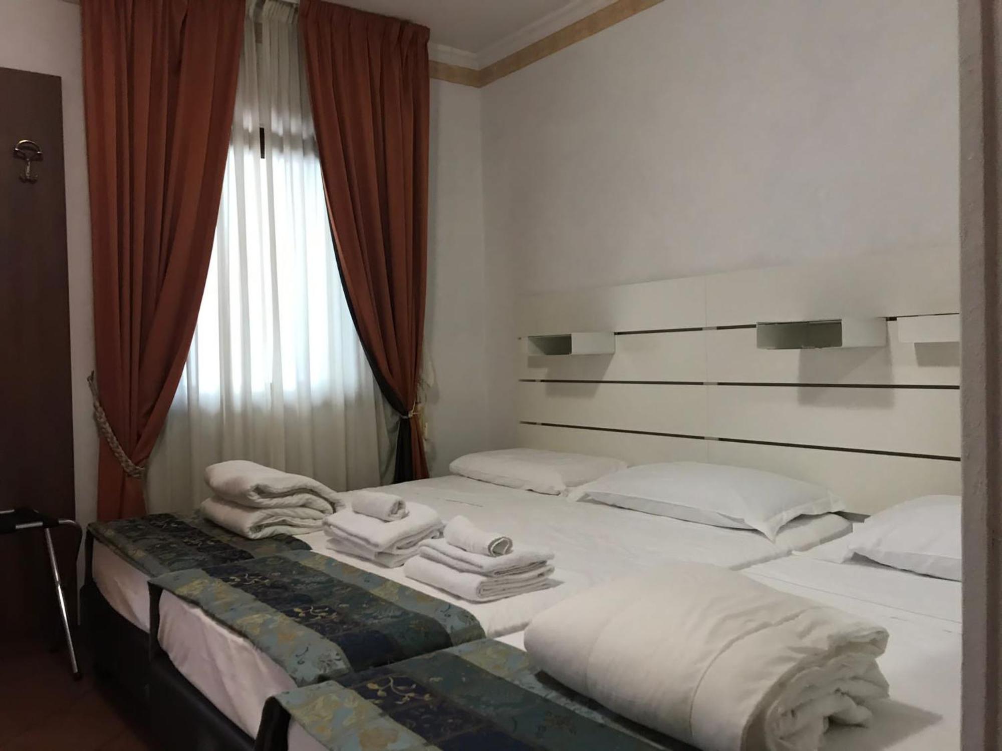 Euro House Inn Airport Фьюмичино Экстерьер фото