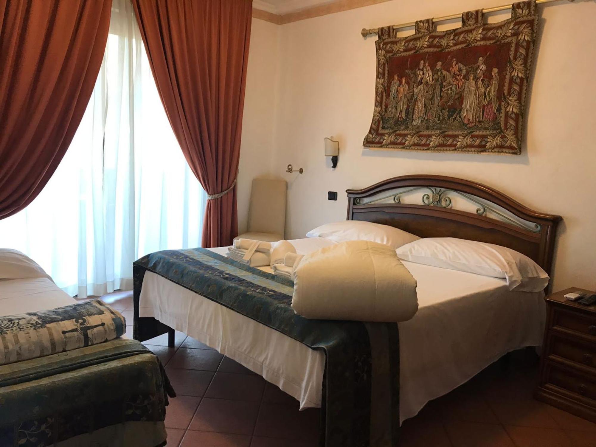 Euro House Inn Airport Фьюмичино Экстерьер фото