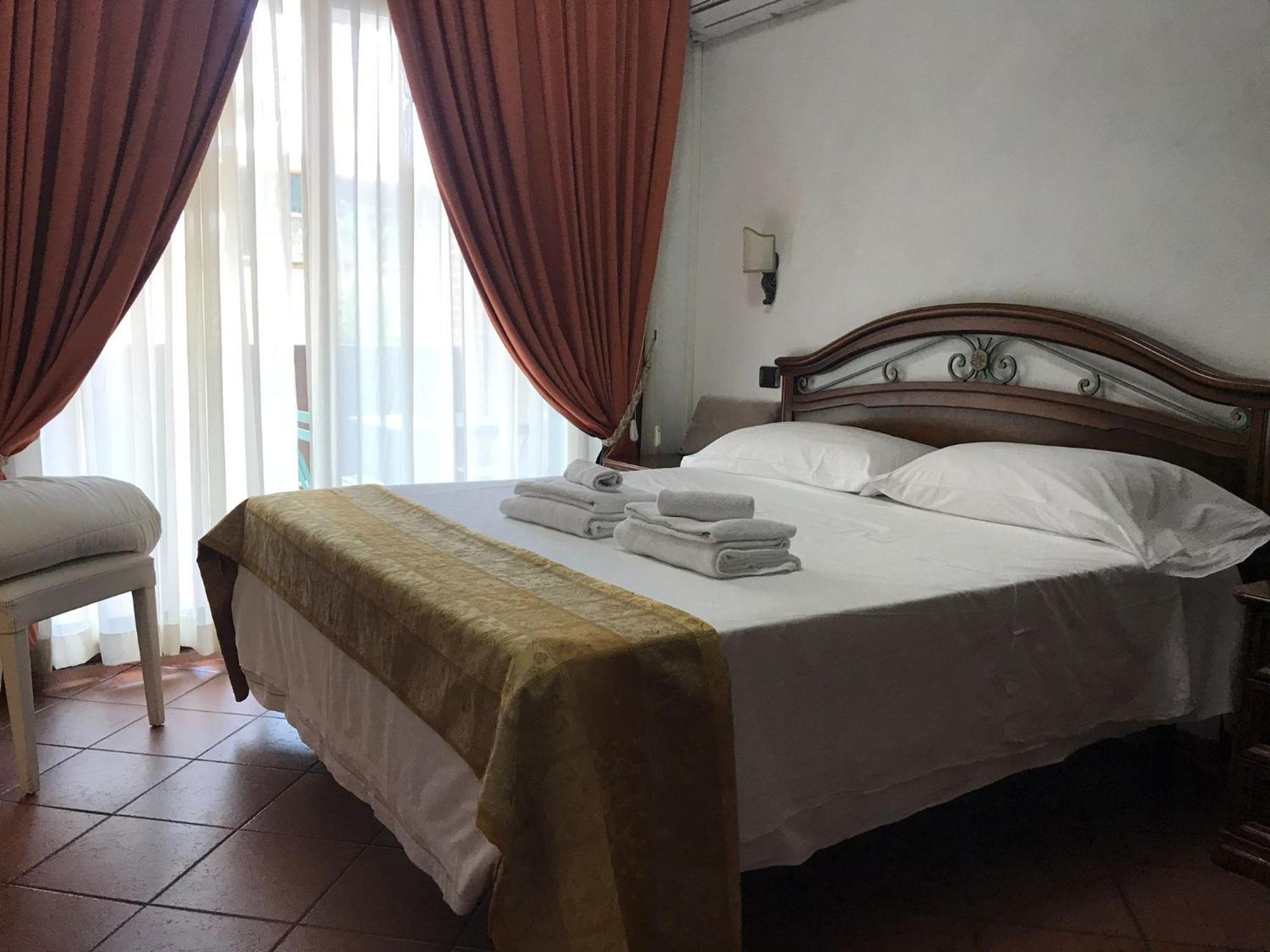 Euro House Inn Airport Фьюмичино Экстерьер фото