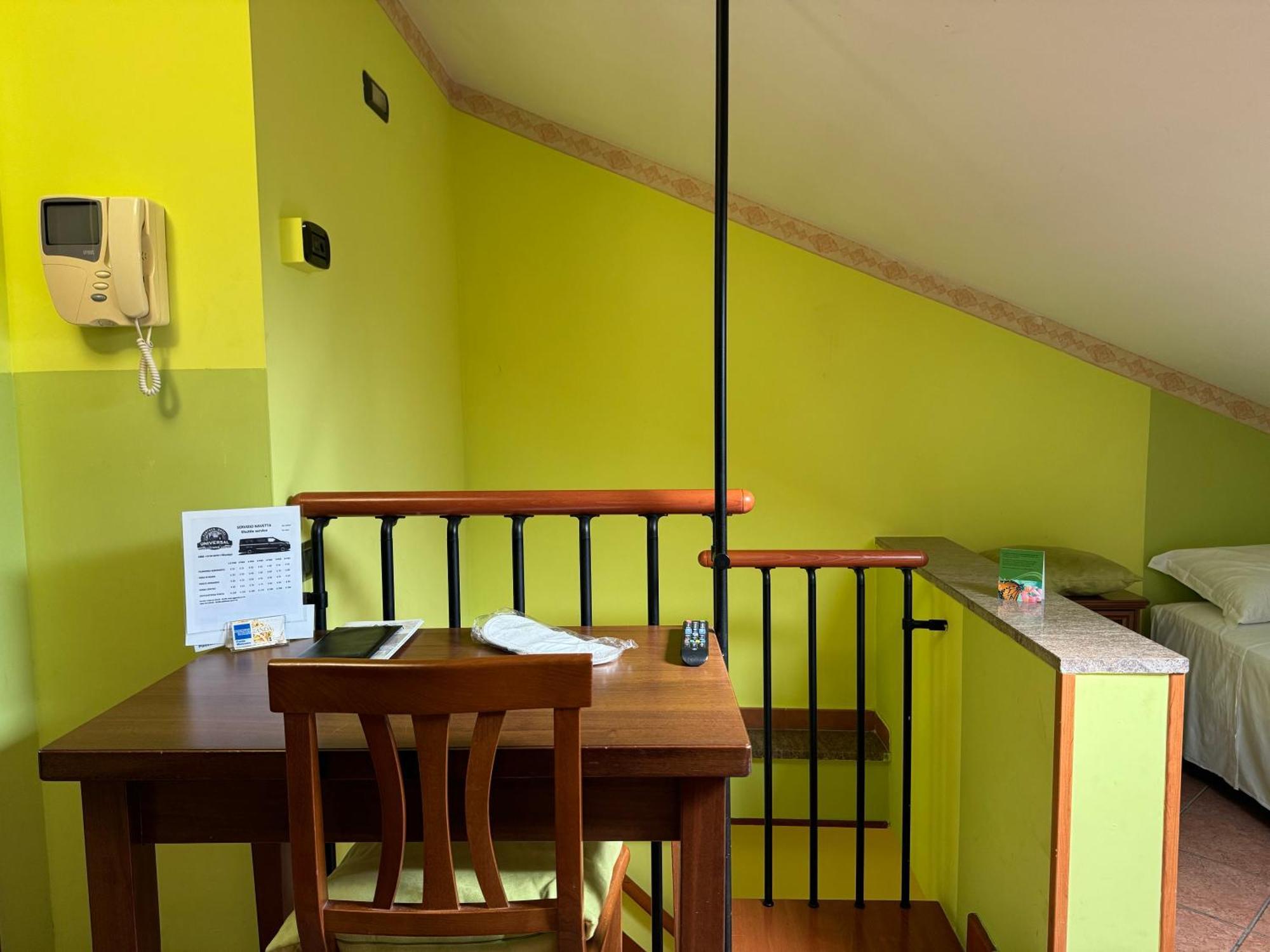 Euro House Inn Airport Фьюмичино Экстерьер фото