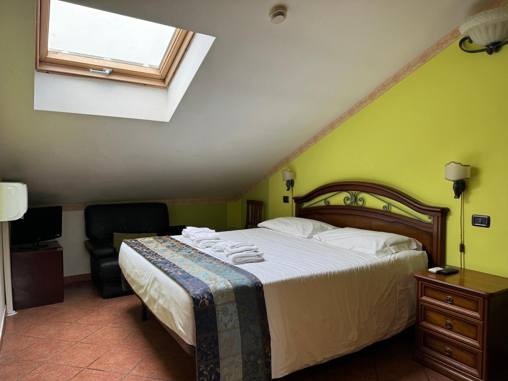 Euro House Inn Airport Фьюмичино Экстерьер фото