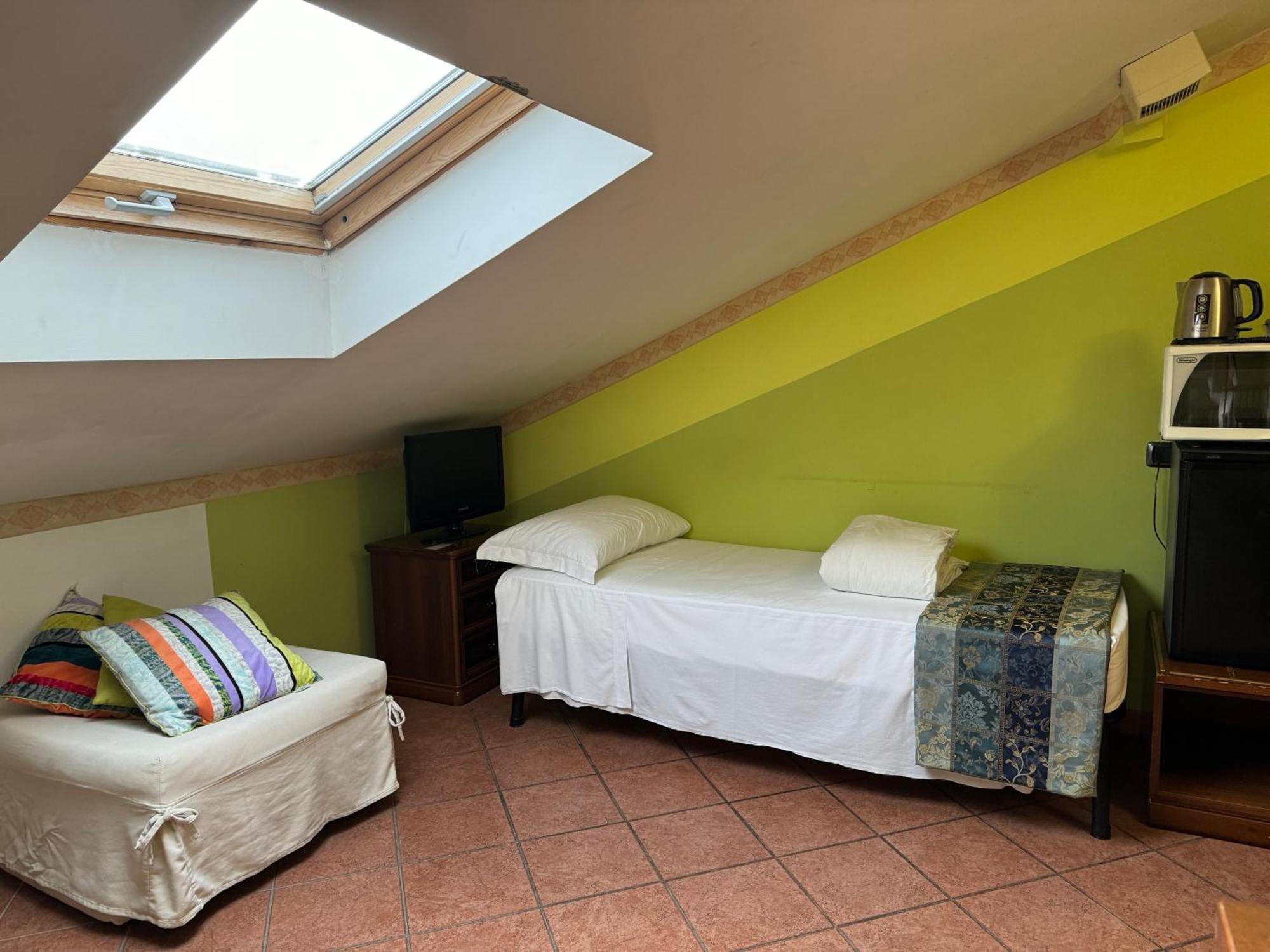 Euro House Inn Airport Фьюмичино Экстерьер фото