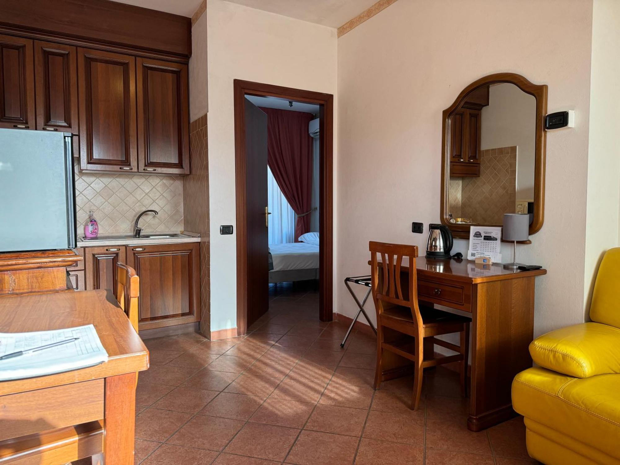 Euro House Inn Airport Фьюмичино Экстерьер фото