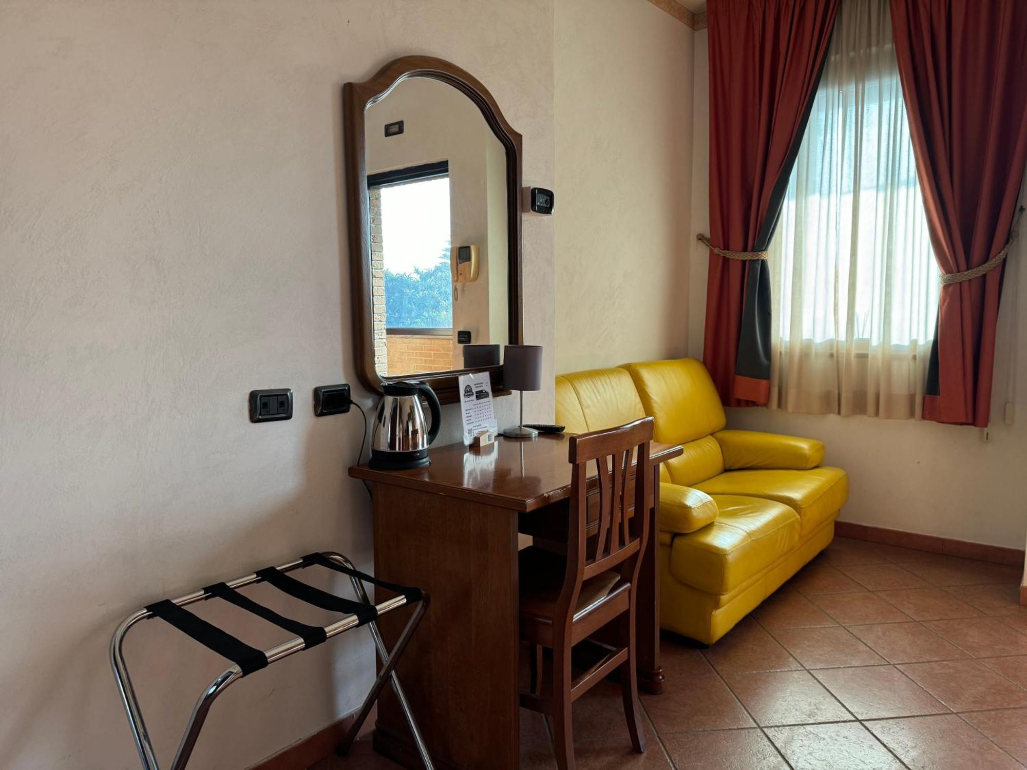 Euro House Inn Airport Фьюмичино Экстерьер фото