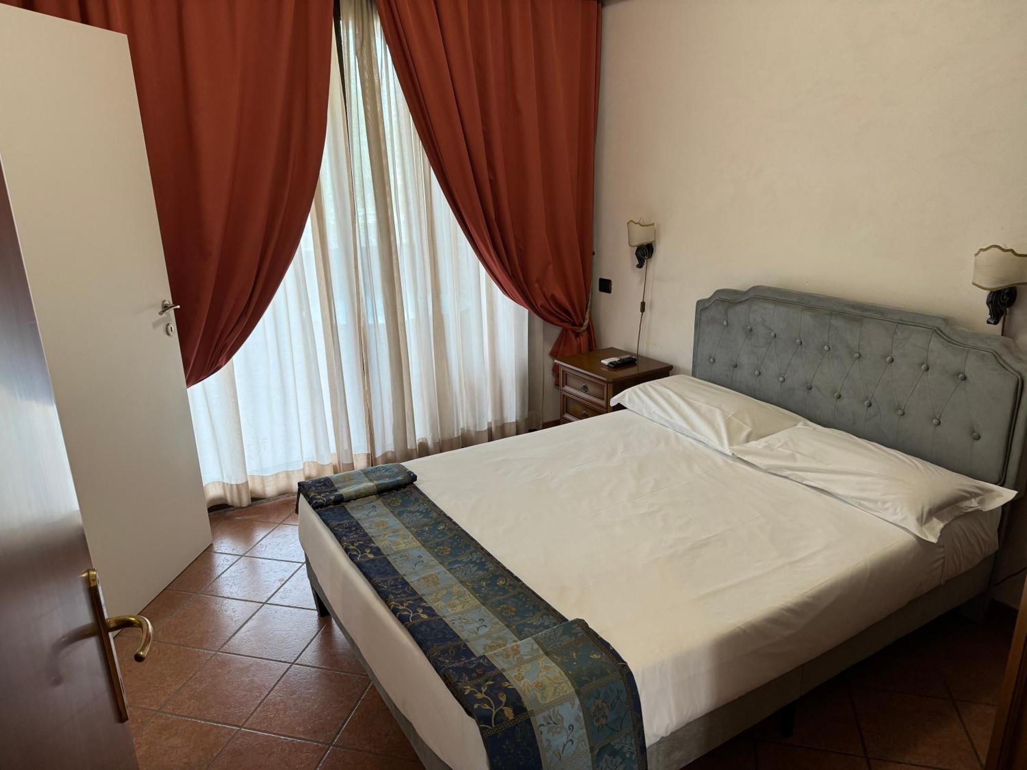 Euro House Inn Airport Фьюмичино Экстерьер фото