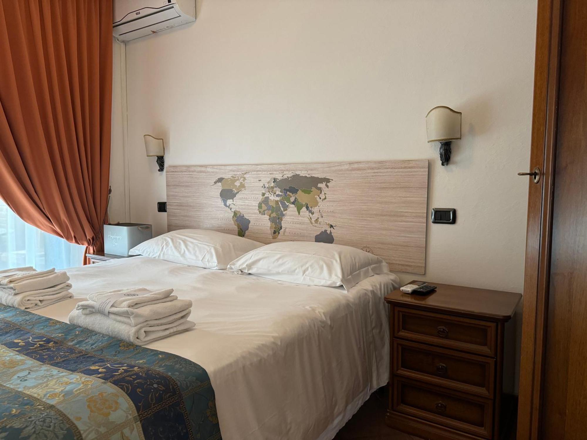 Euro House Inn Airport Фьюмичино Экстерьер фото