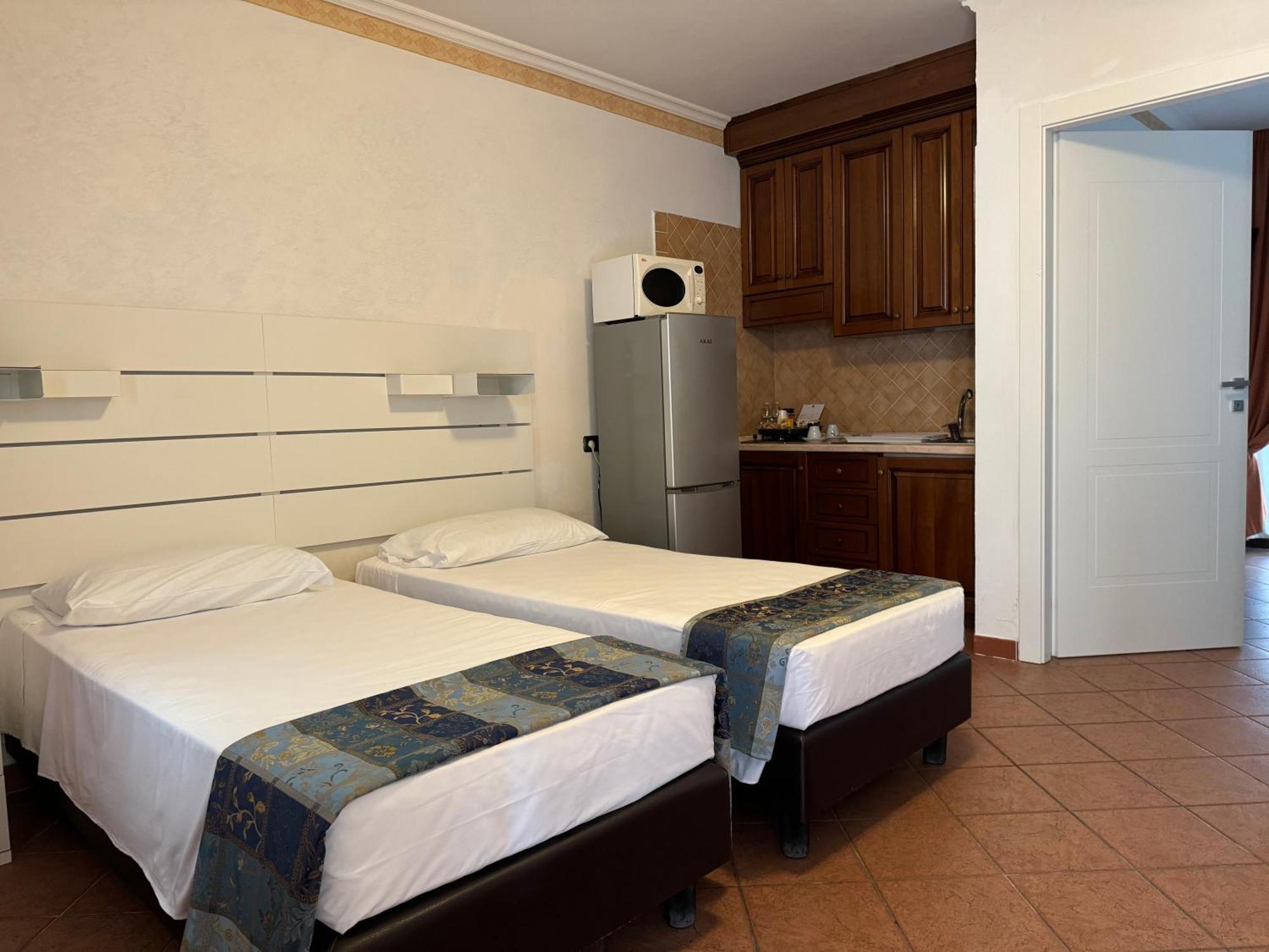 Euro House Inn Airport Фьюмичино Экстерьер фото