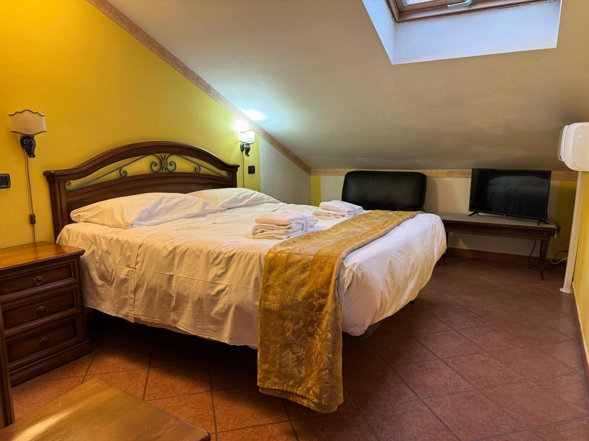Euro House Inn Airport Фьюмичино Экстерьер фото