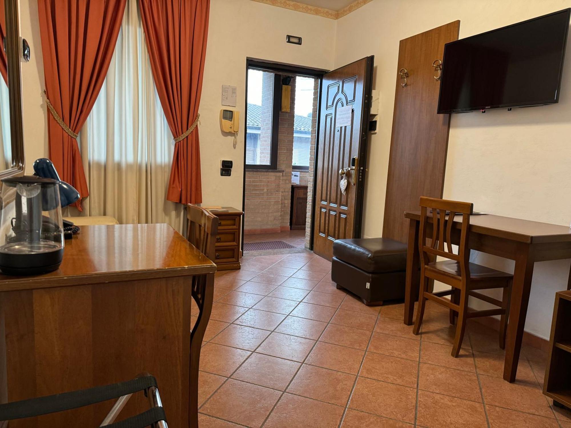 Euro House Inn Airport Фьюмичино Экстерьер фото