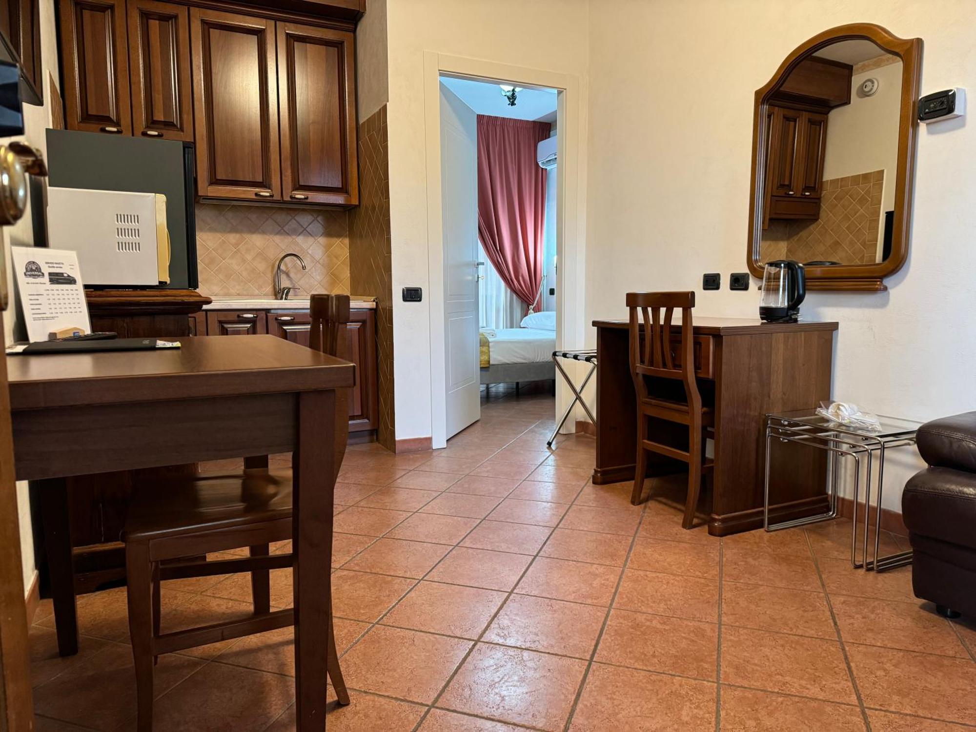Euro House Inn Airport Фьюмичино Экстерьер фото