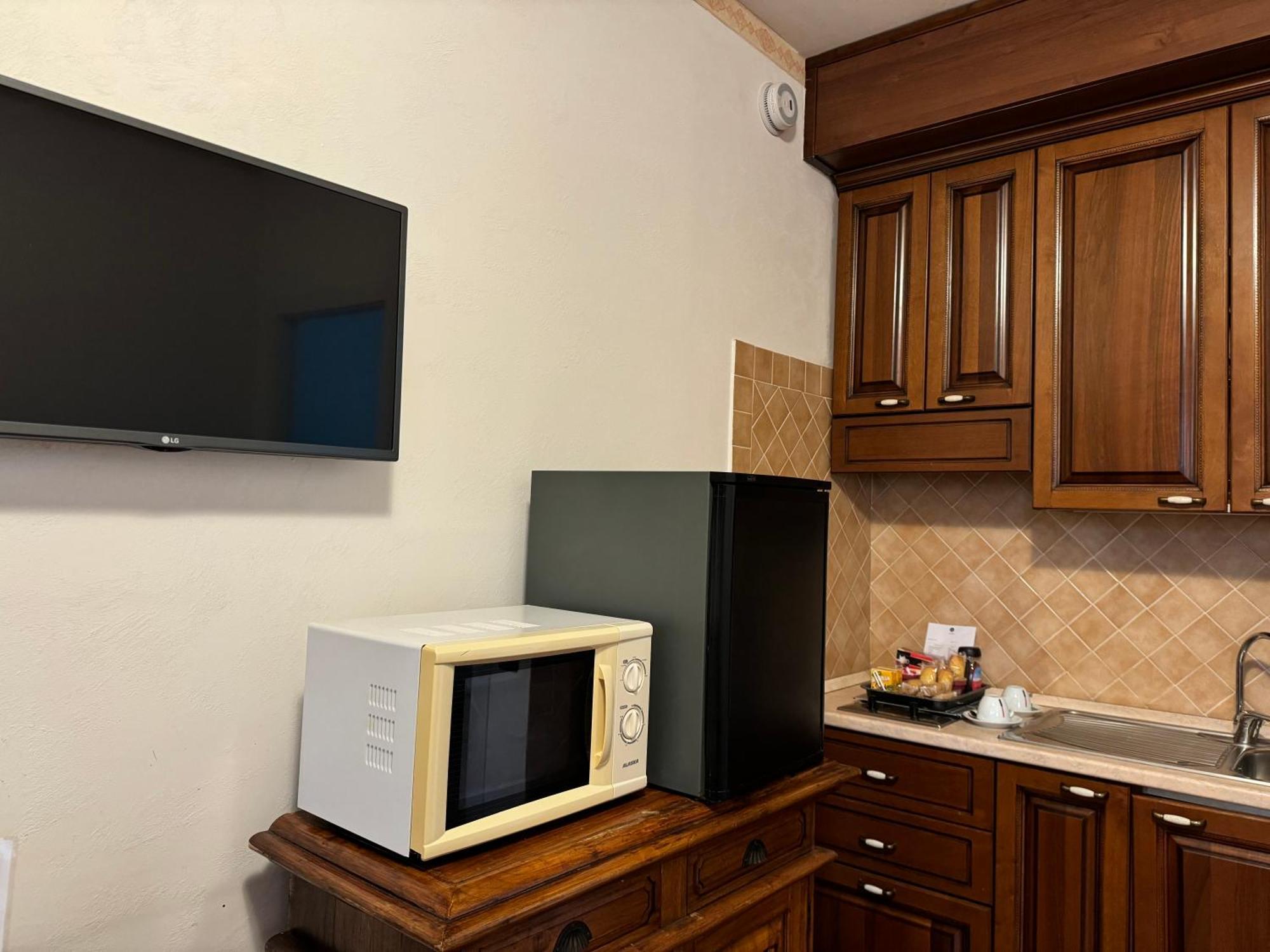 Euro House Inn Airport Фьюмичино Экстерьер фото
