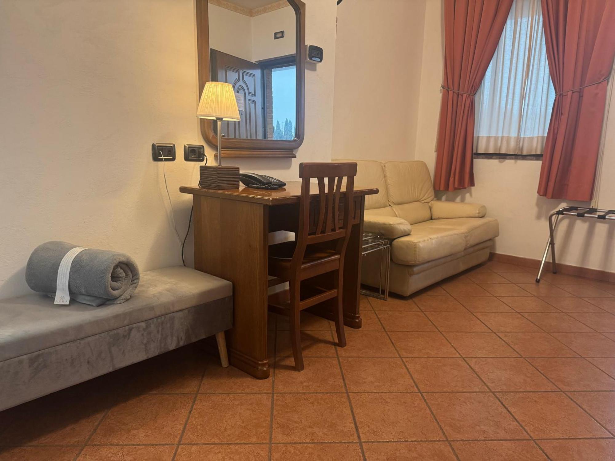 Euro House Inn Airport Фьюмичино Экстерьер фото