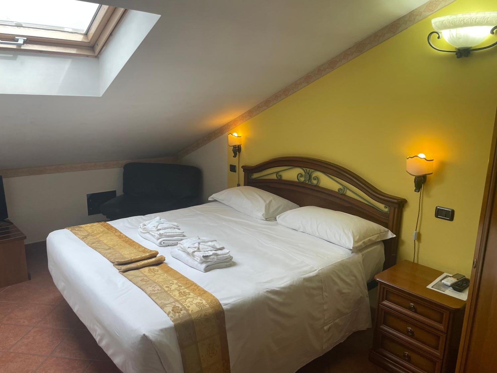 Euro House Inn Airport Фьюмичино Экстерьер фото