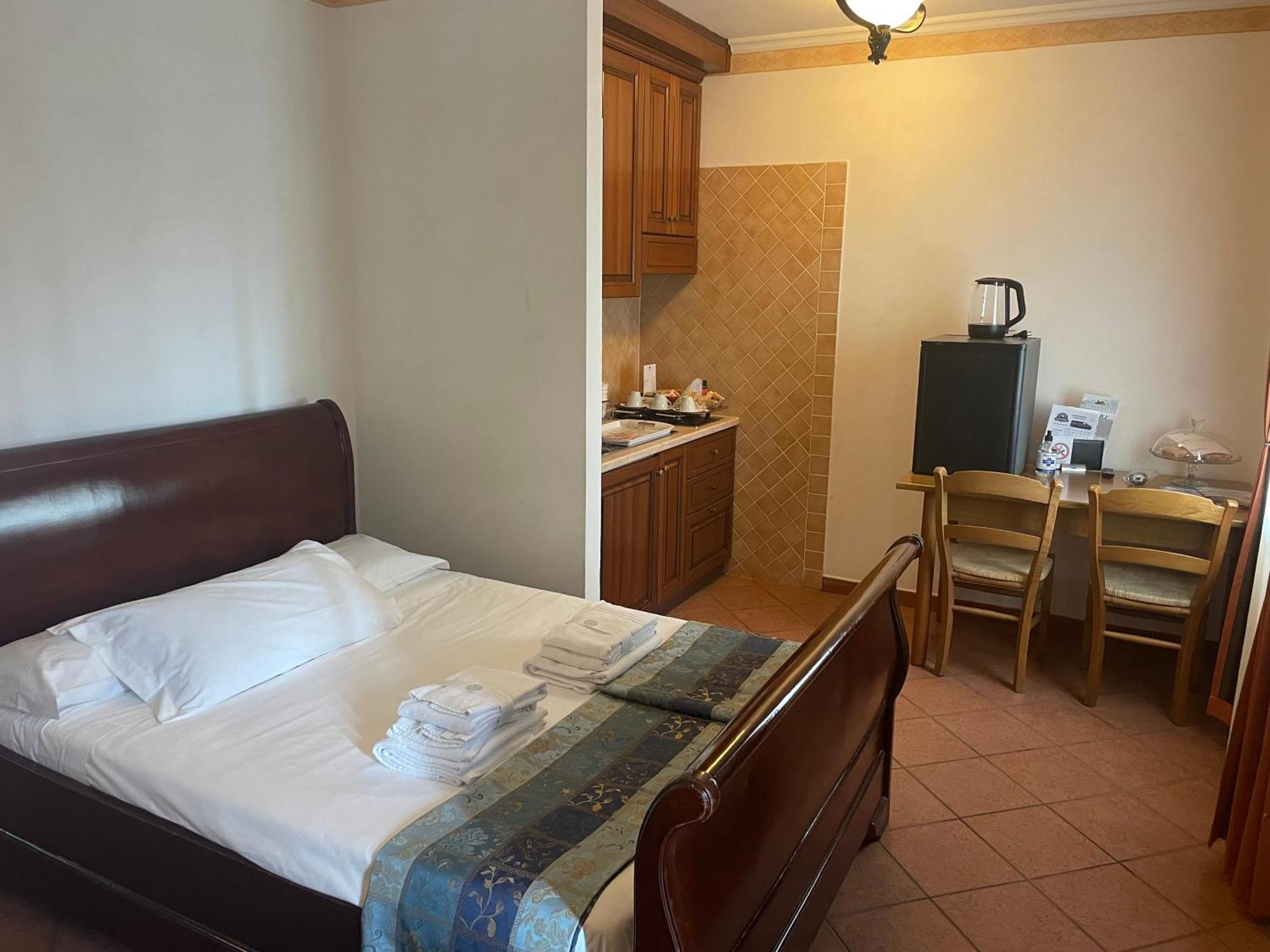 Euro House Inn Airport Фьюмичино Экстерьер фото