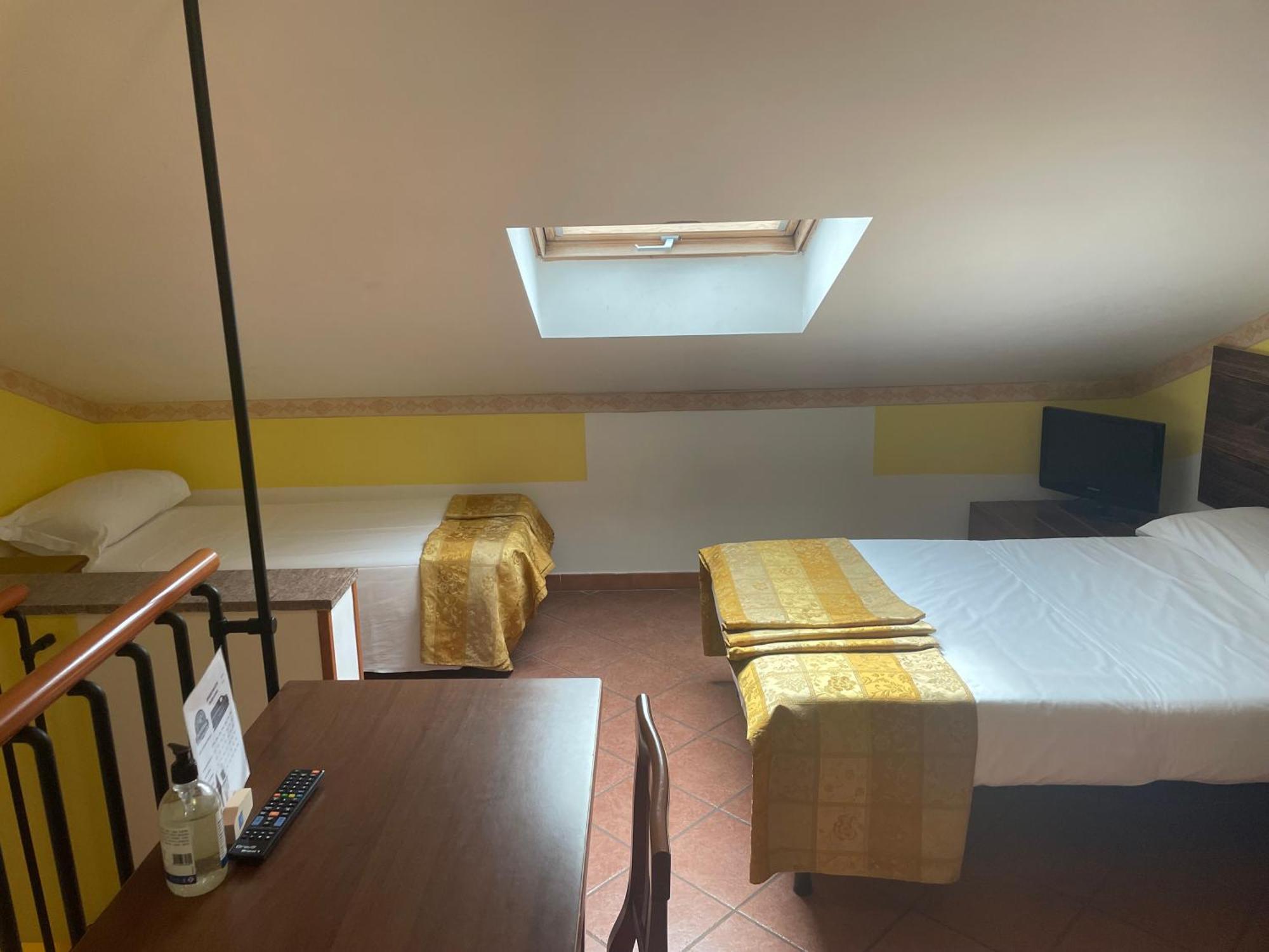 Euro House Inn Airport Фьюмичино Экстерьер фото