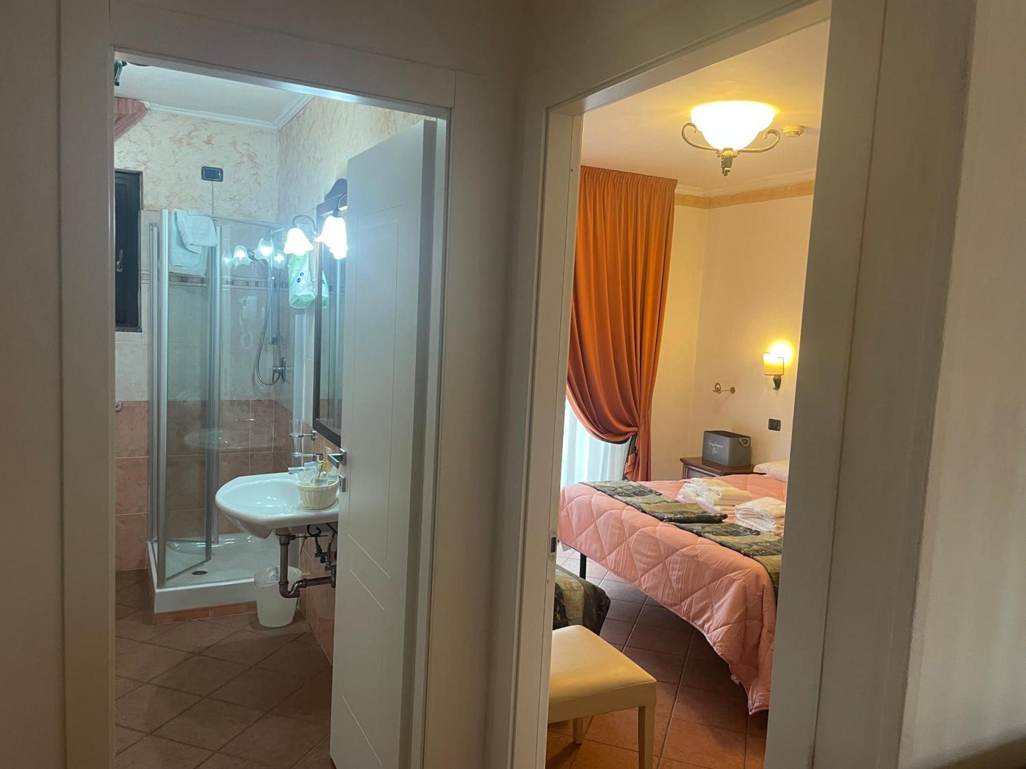 Euro House Inn Airport Фьюмичино Экстерьер фото