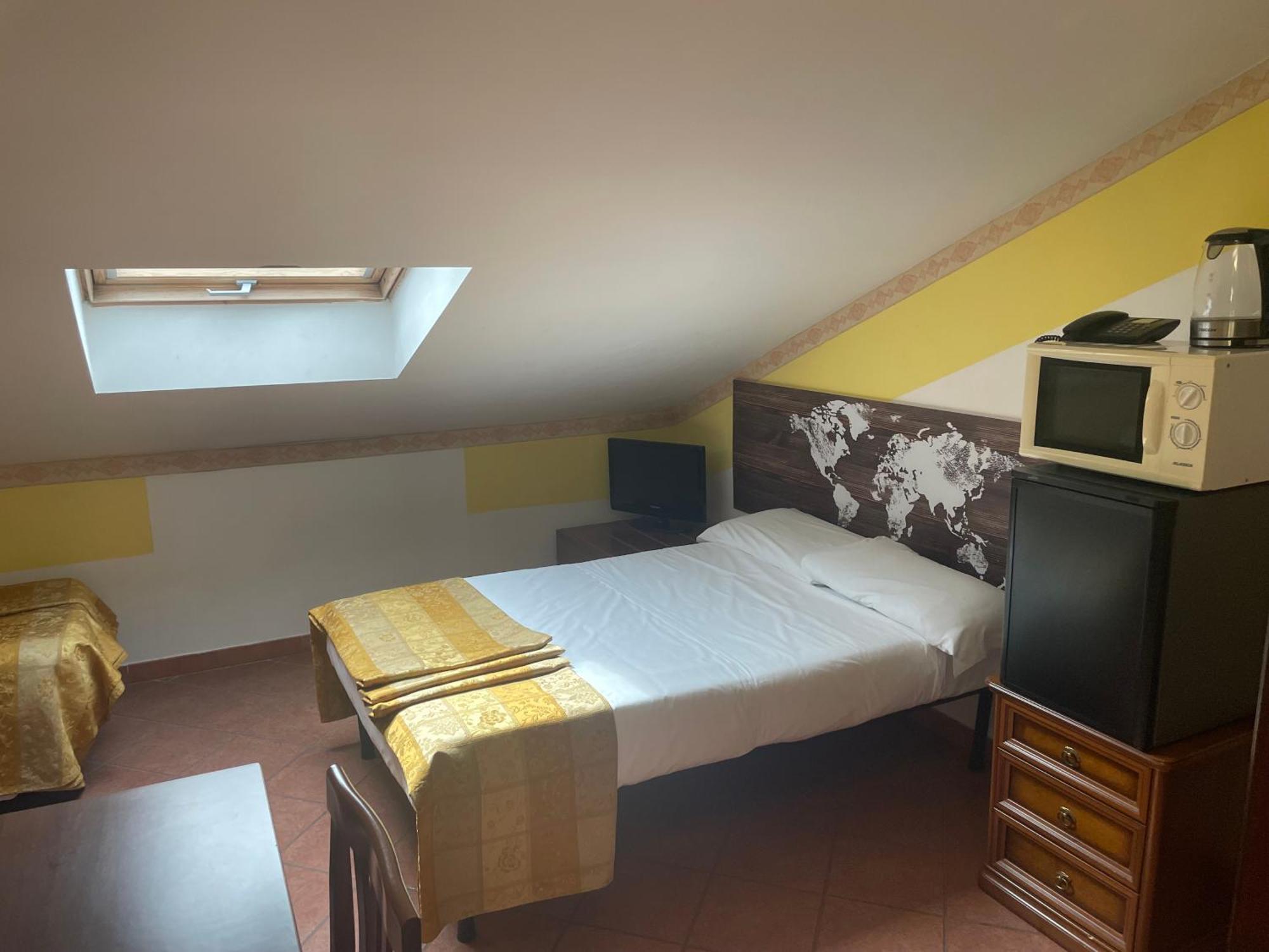 Euro House Inn Airport Фьюмичино Экстерьер фото