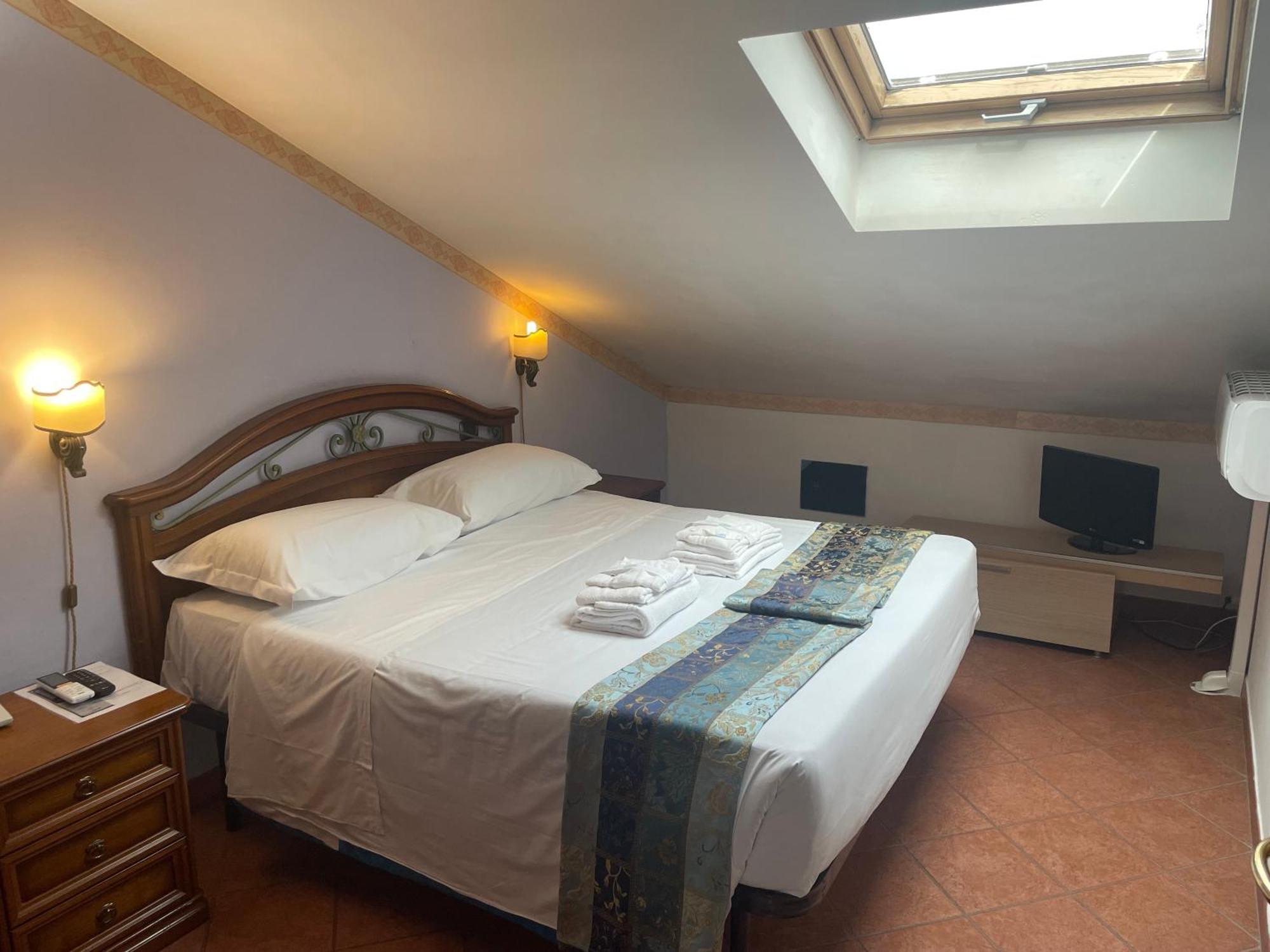 Euro House Inn Airport Фьюмичино Экстерьер фото