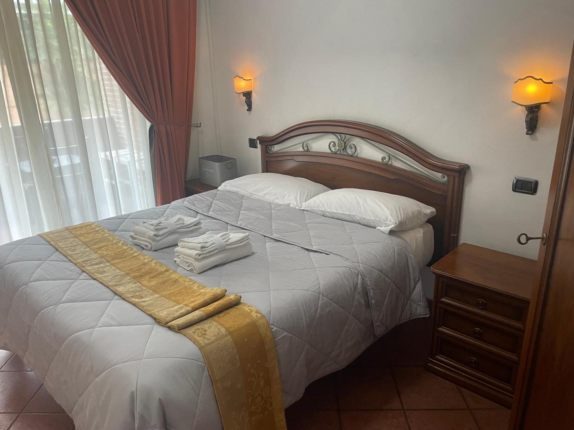 Euro House Inn Airport Фьюмичино Экстерьер фото