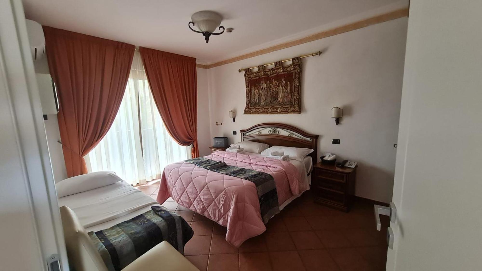 Euro House Inn Airport Фьюмичино Экстерьер фото