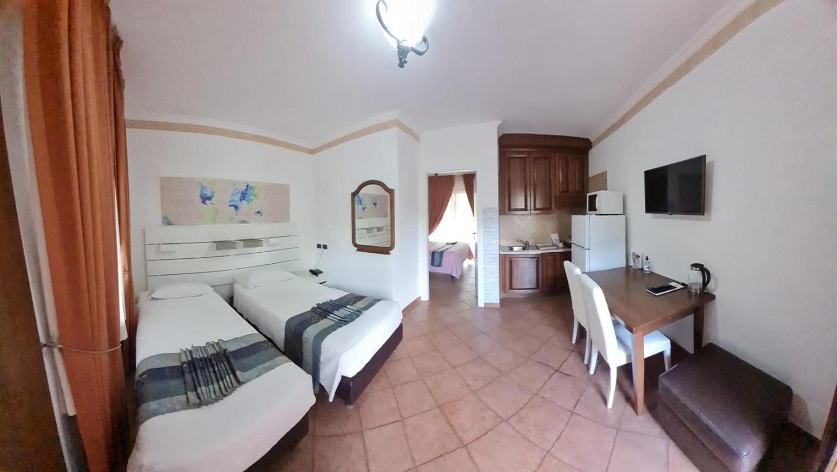 Euro House Inn Airport Фьюмичино Экстерьер фото