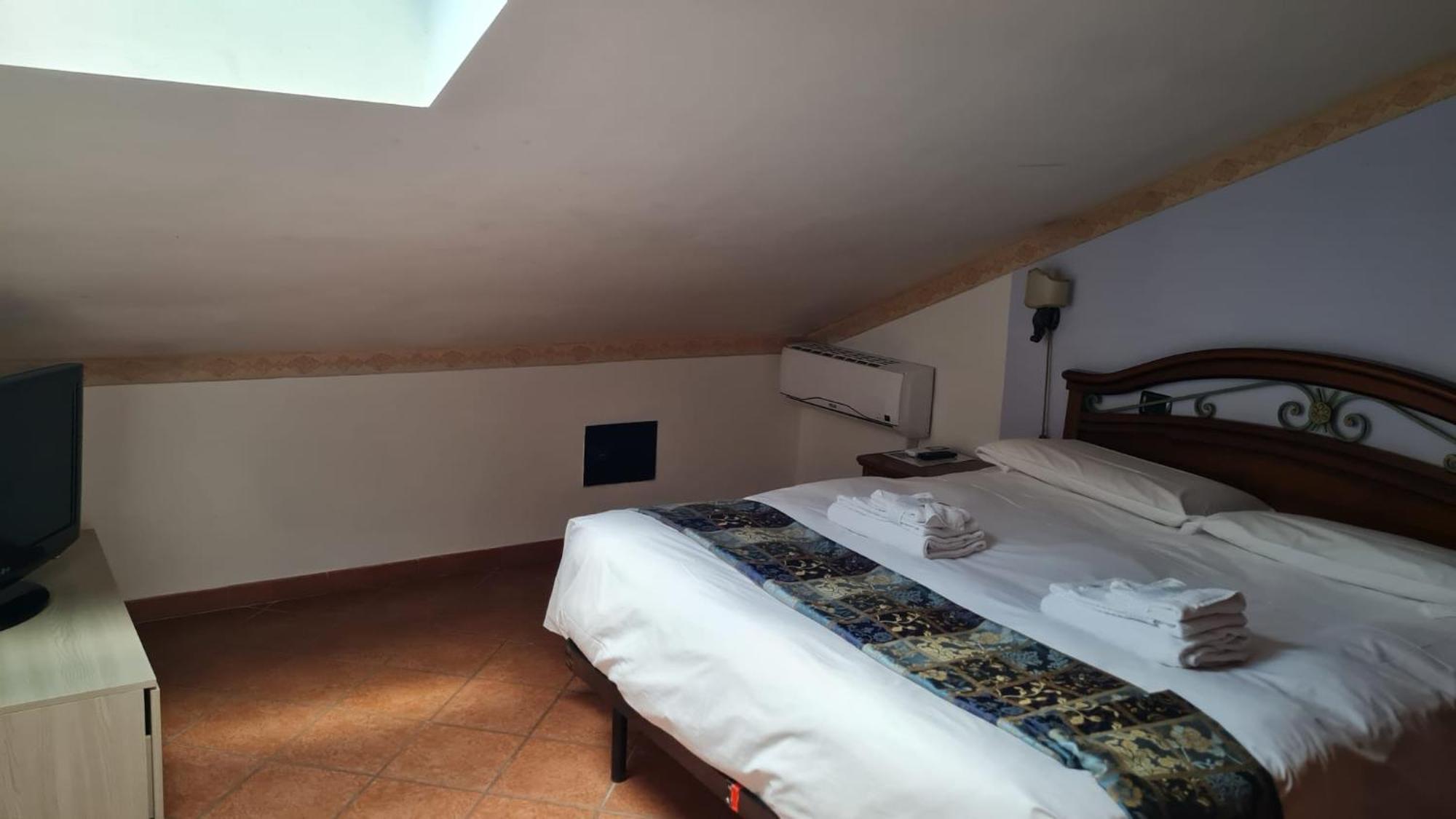 Euro House Inn Airport Фьюмичино Экстерьер фото