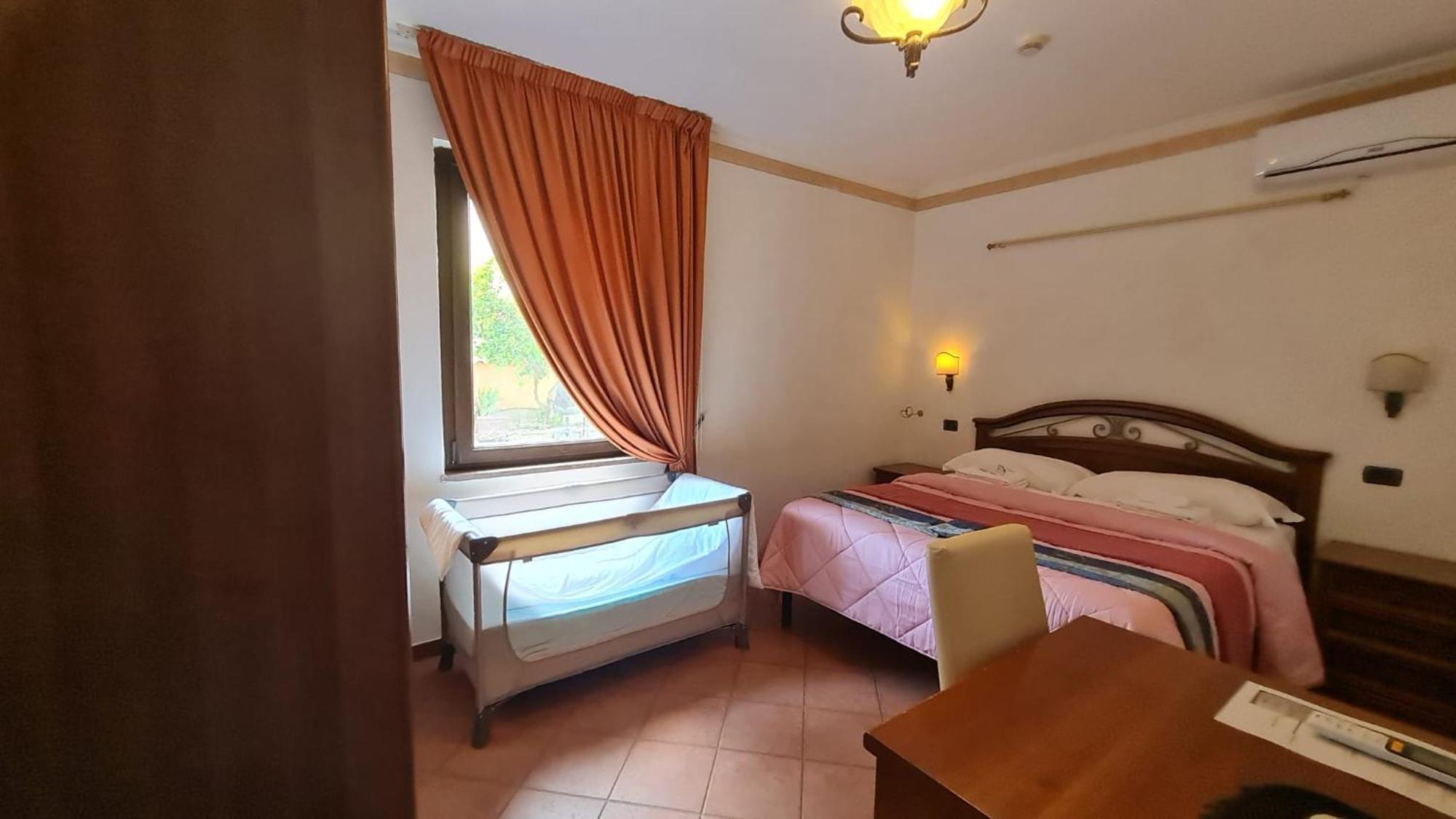 Euro House Inn Airport Фьюмичино Экстерьер фото