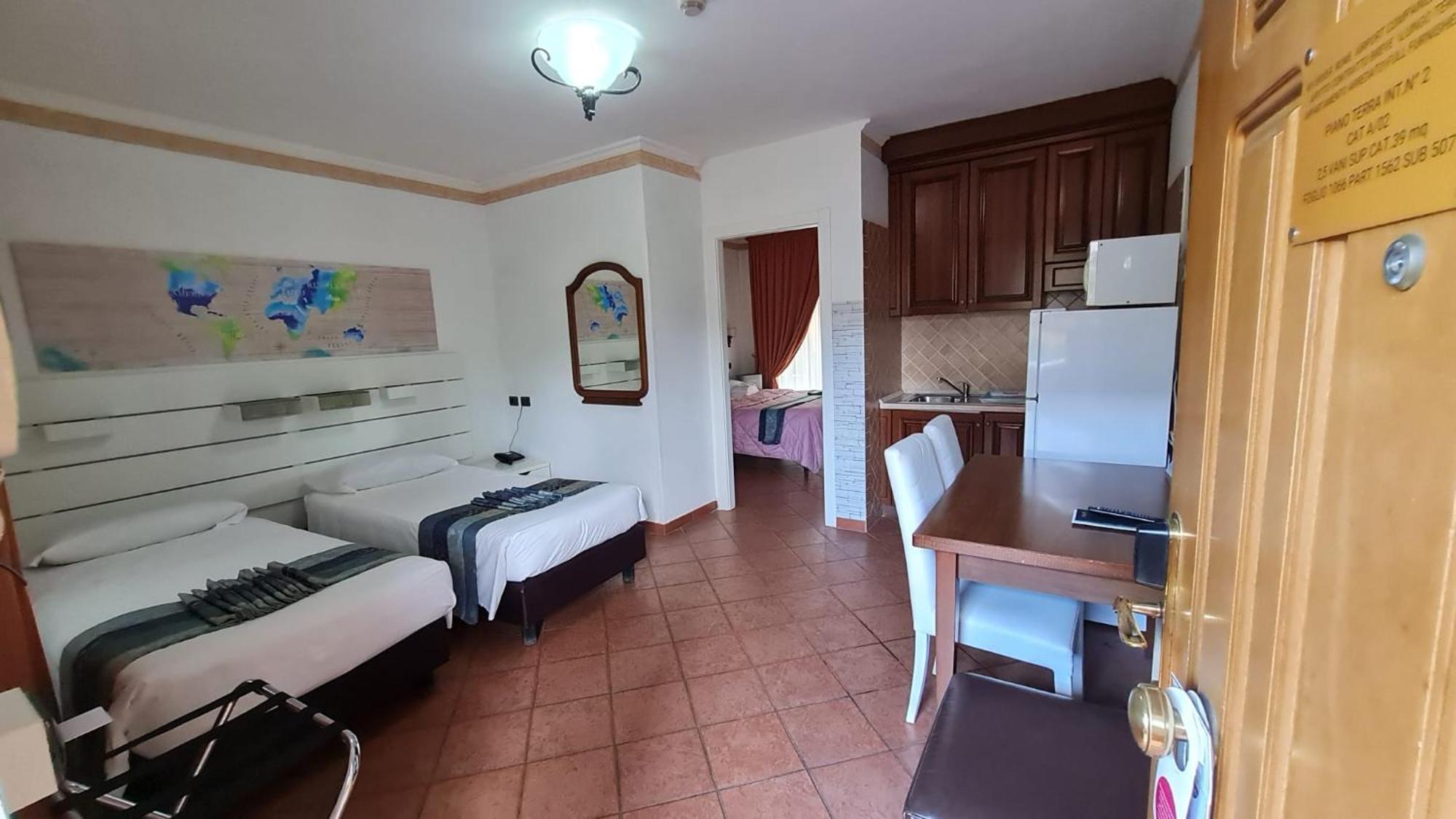Euro House Inn Airport Фьюмичино Экстерьер фото