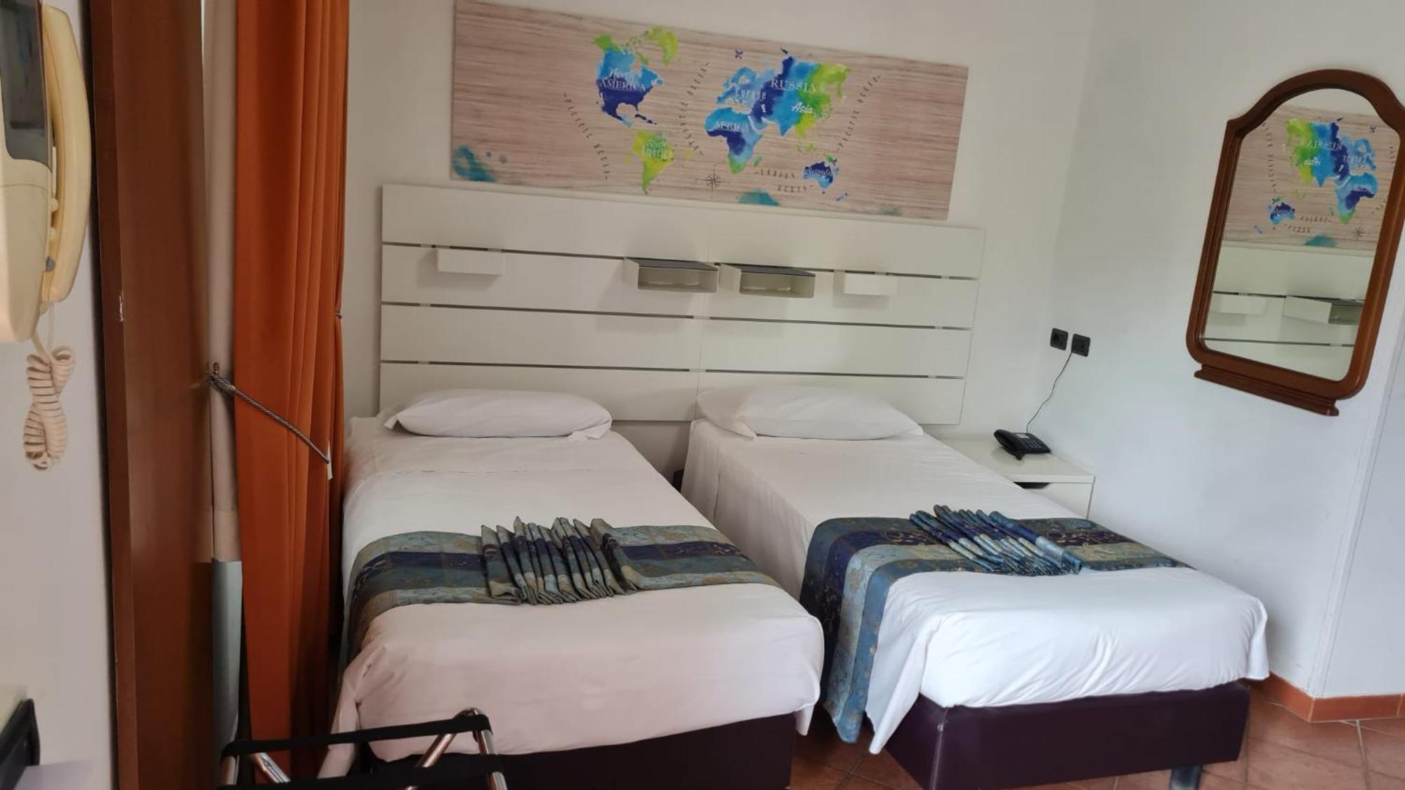 Euro House Inn Airport Фьюмичино Экстерьер фото