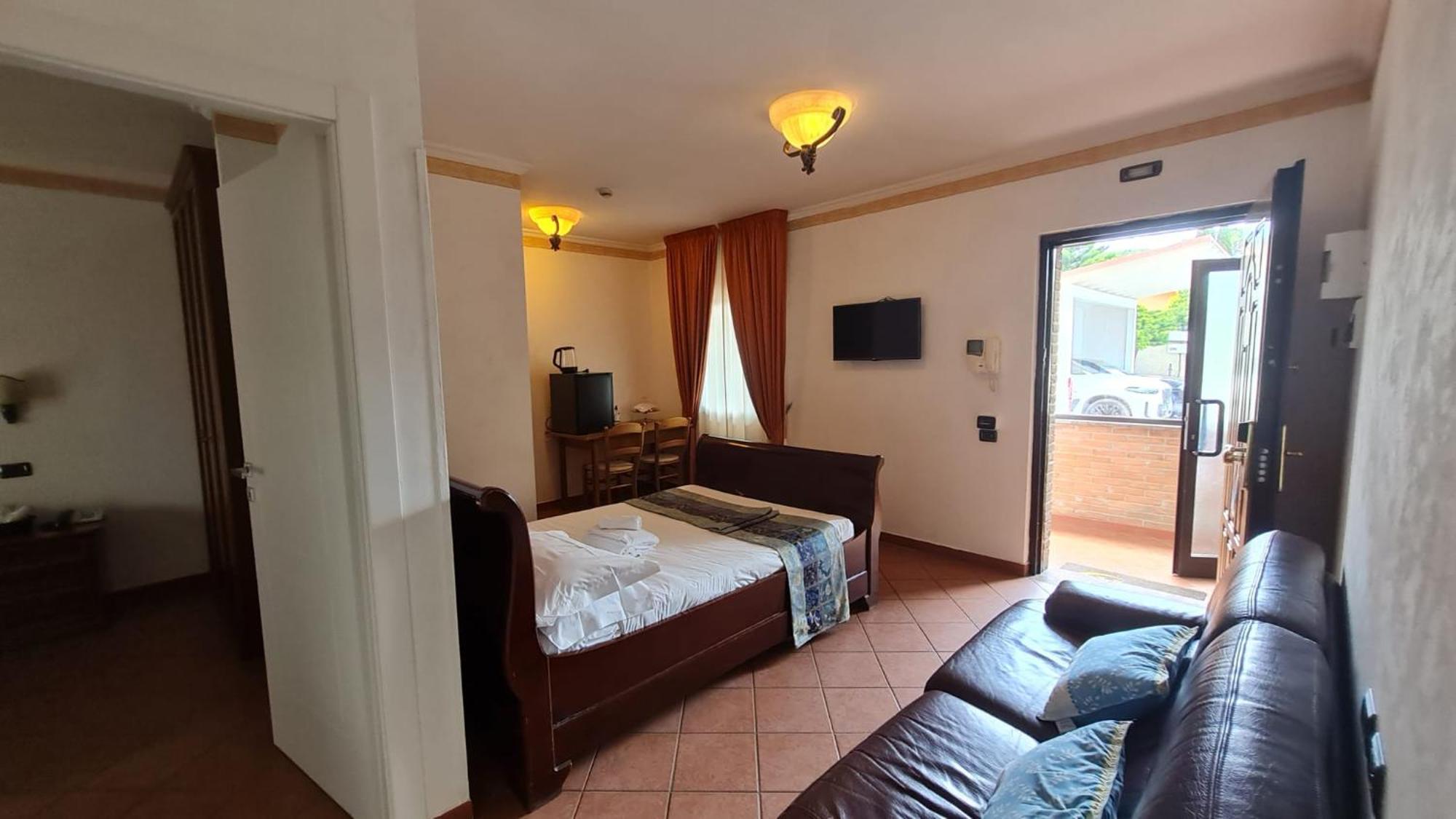 Euro House Inn Airport Фьюмичино Экстерьер фото